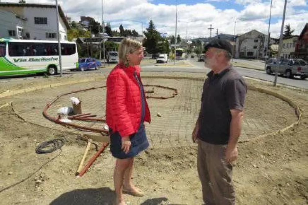 Comenzaron a construir la fuente en la rotonda de ingreso a la ciudad