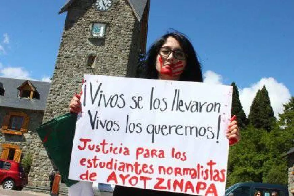 También en Bariloche reclamaron por estudiantes mexicanos desaparecidos