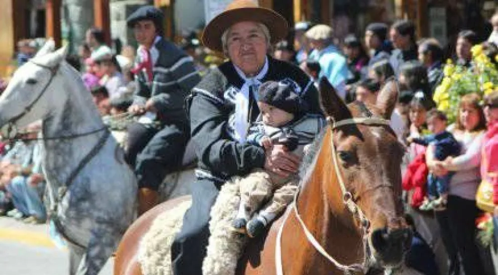 Sol, orgullo y alegría en el desfile de la tradición