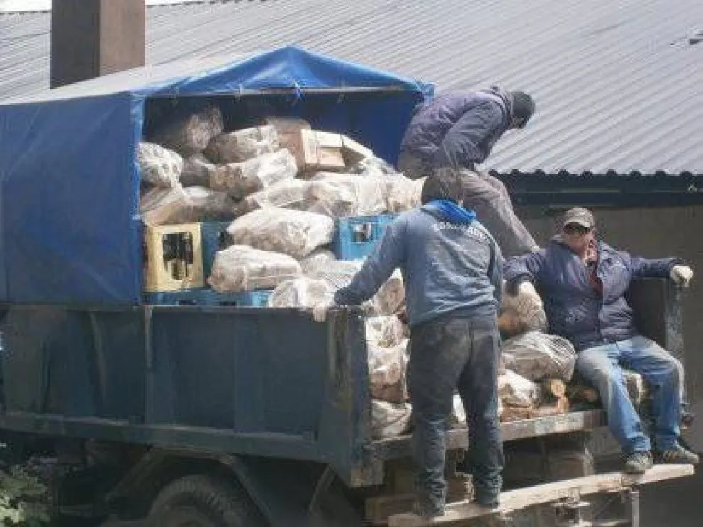 Secuestran dos camionadas de alcohol en allanamiento en el 10 de Diciembre