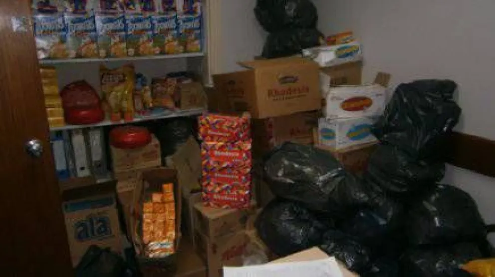 Decomisan mercadería vencida ofrecida a bajo precio