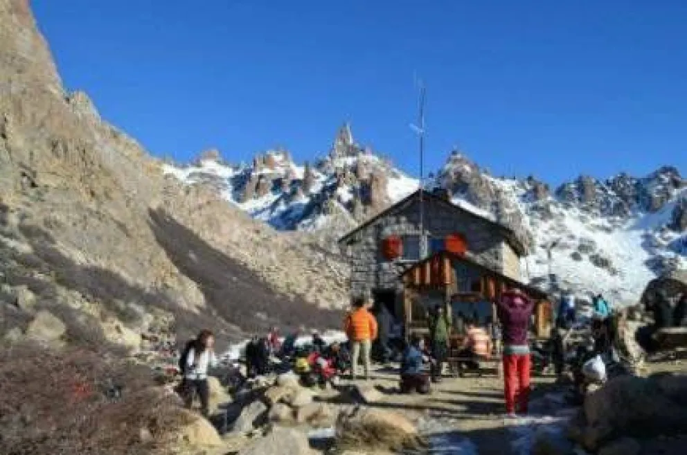 Tres turistas pasaron la noche perdidos camino al refugio Frey