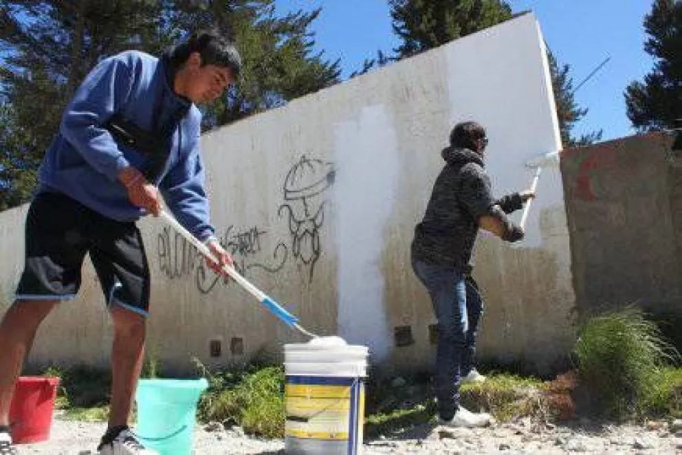 Jóvenes acondicionan el playón del barrio Arrayanes