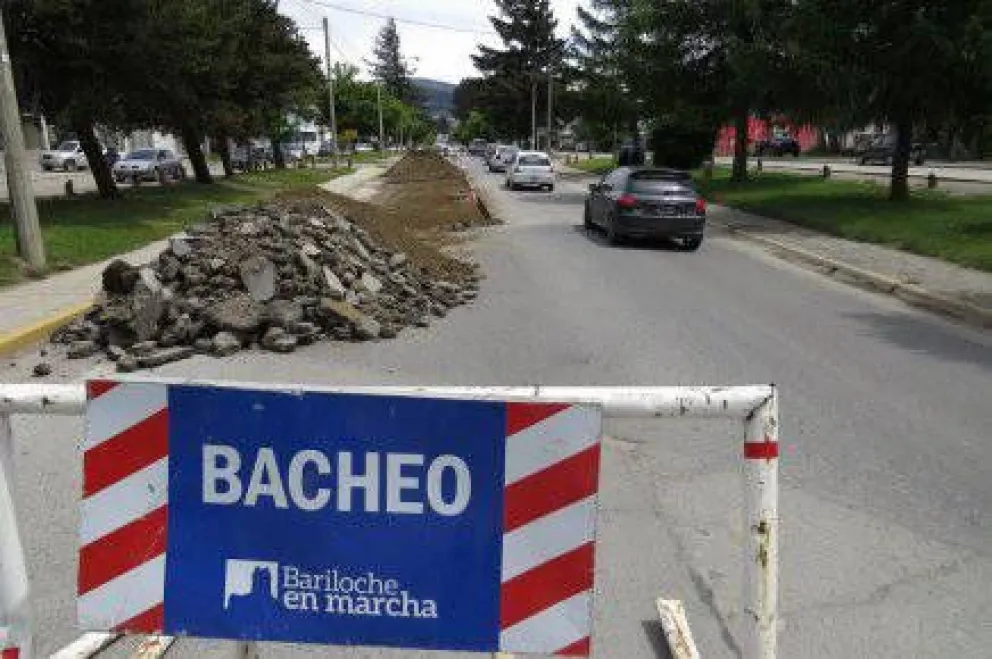 Piden precaución por obras de bacheo en la Costanera