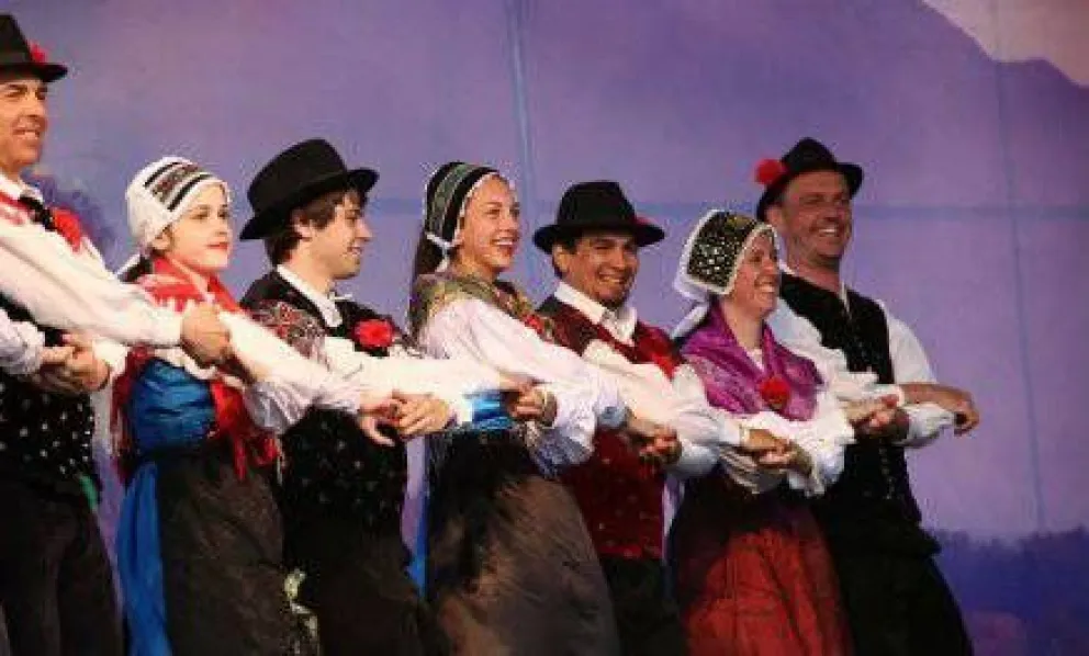 Música, bailes, gastronomía y sol, en las Colectividades