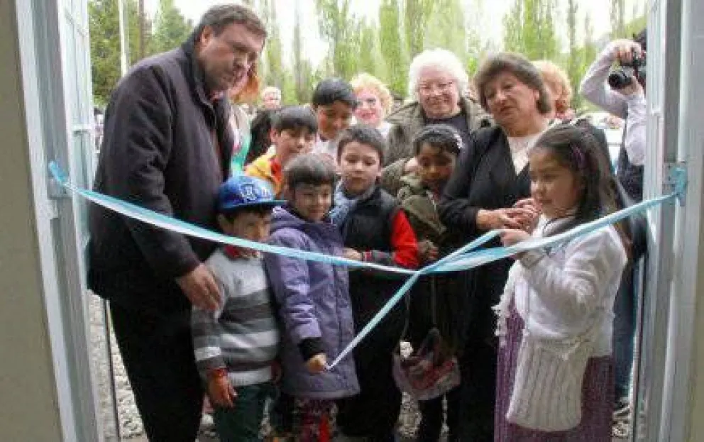 Weretilneck entregó viviendas sociales e inauguró SUM en Villa Llanquín