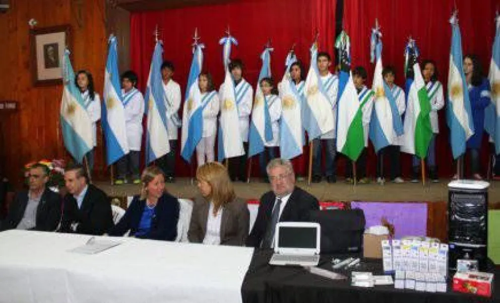 Entregaron las primeras Aulas Digitales Móviles en Bariloche