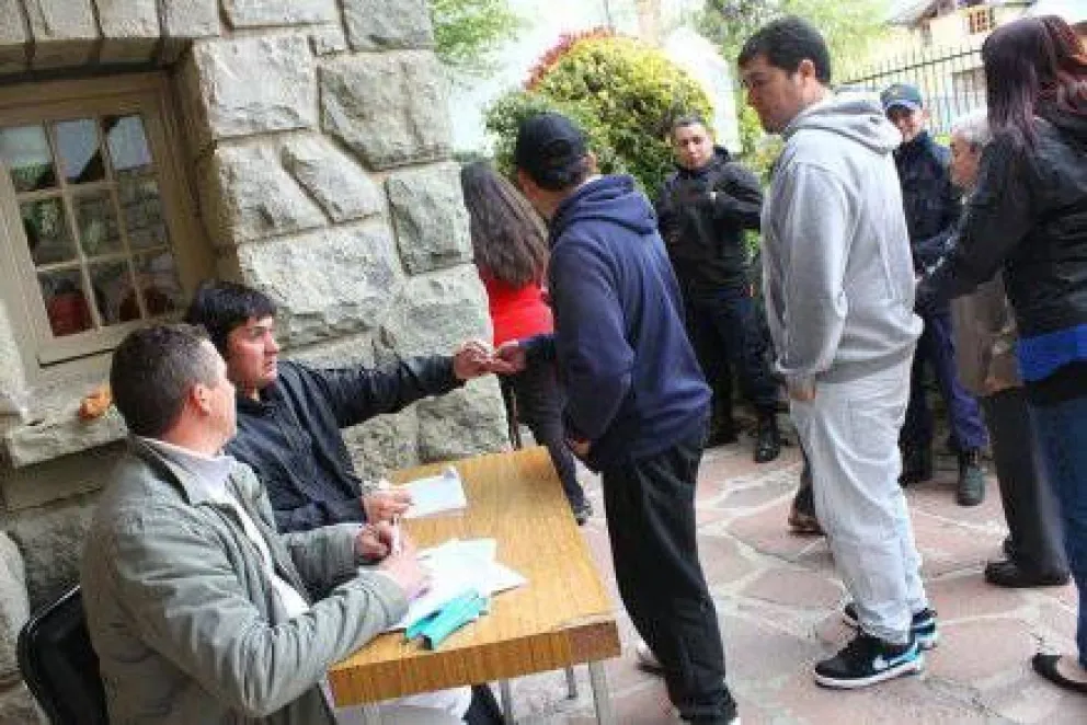 Mercantiles votan bajo medidas de seguridad