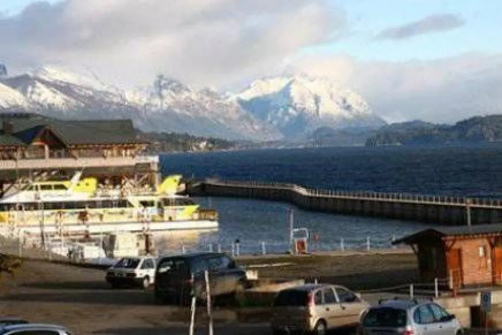 Desalojo del Puerto San Carlos, más cerca