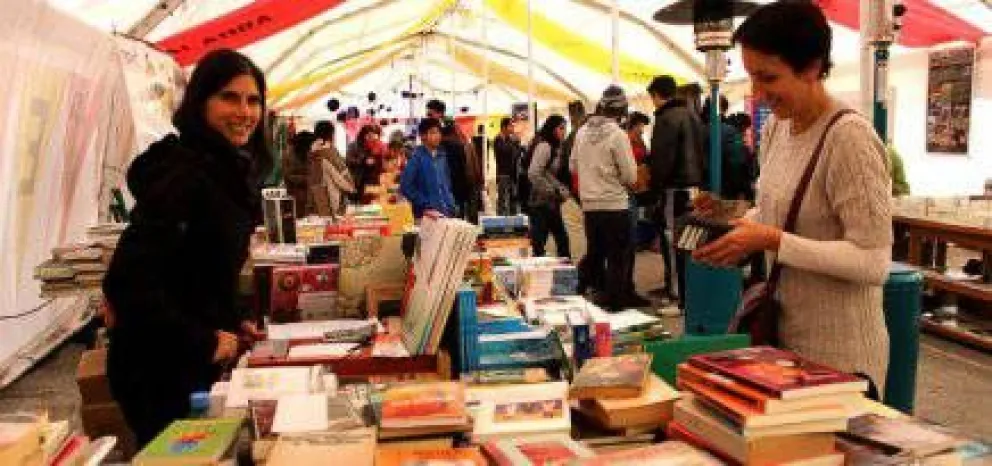 Libros por todos lados en la globa del Cívico