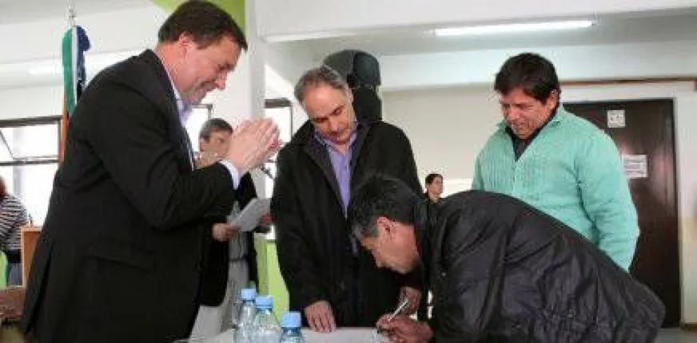 Firman contratos para construcción de playones