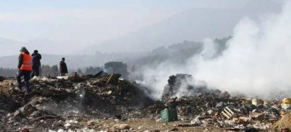 El Alto de Bariloche cubierto de humo por fuego en el vertedero
