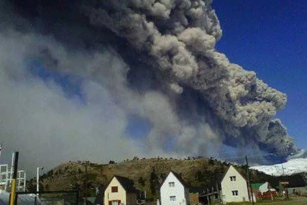 Elevan a "naranja" el nivel de alerta del volcán Copahue