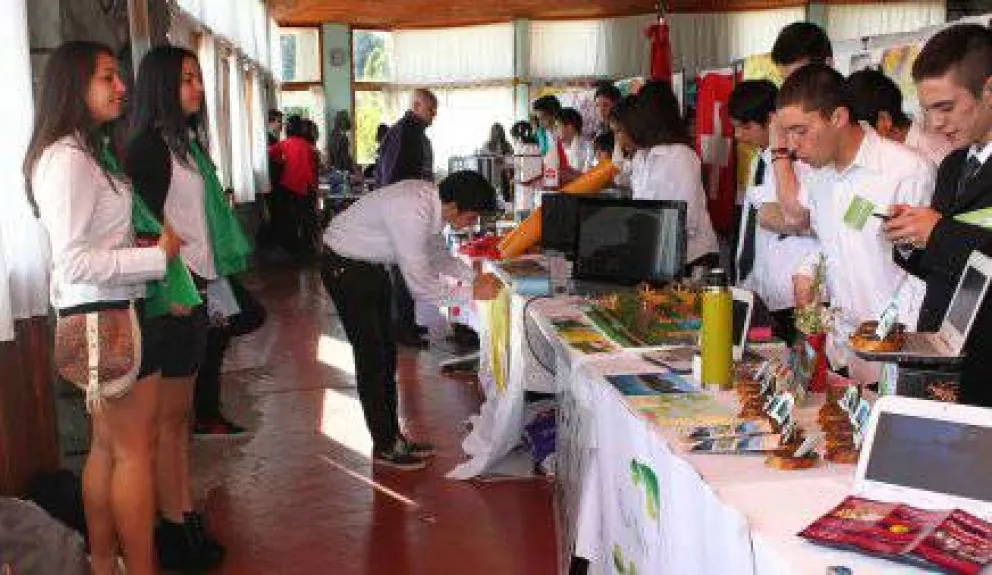 Alumnos del CEM 46 realizan su Feria de Turismo