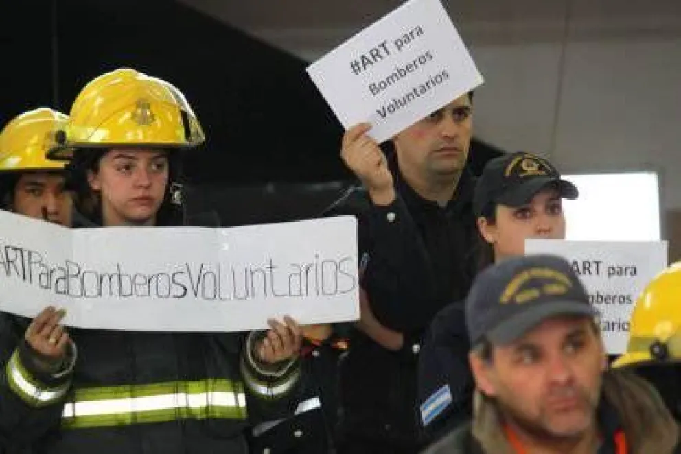 Trabajadores de clubes se suman al pedido de ART para bomberos