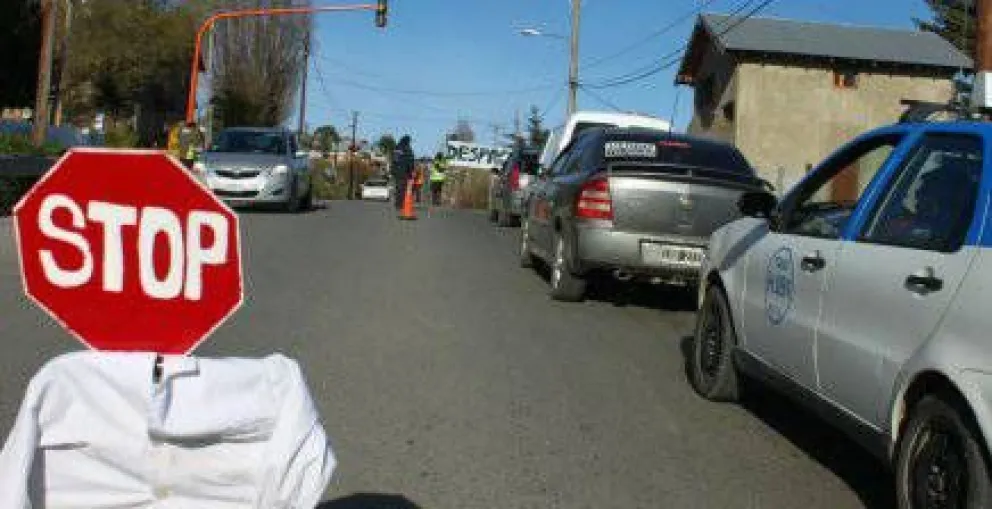 Escuela: Llegó un semáforo pero siguen los reclamos de “seguridad vial”
