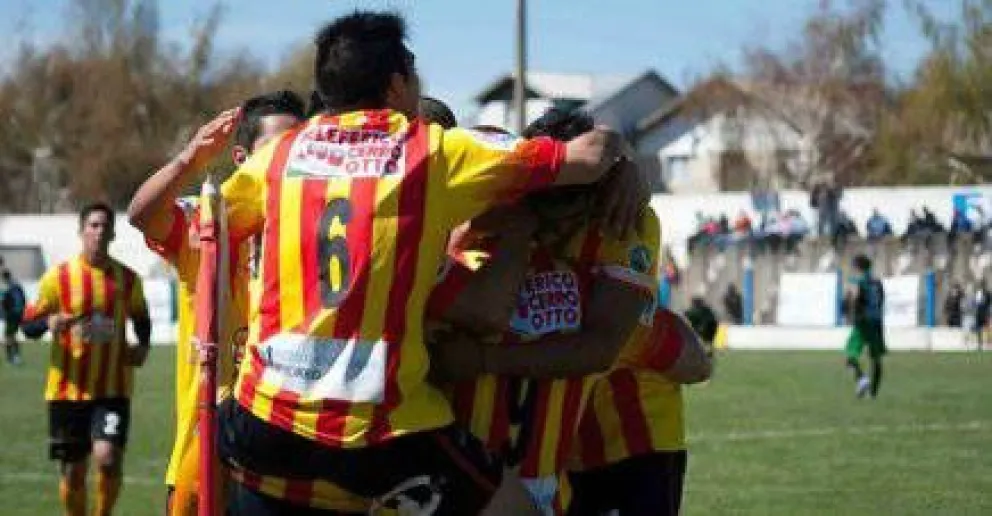 Cruz del Sur lo dio vuelta y se subió a la punta