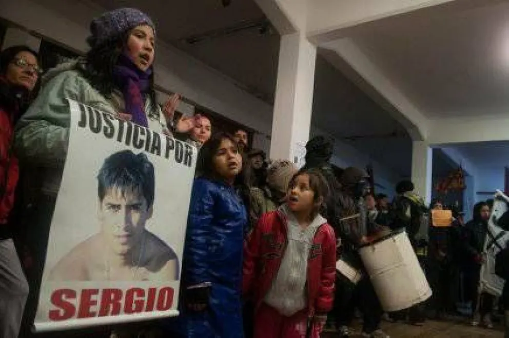Cinco policías procesados por los asesinatos de Cárdenas y Carrasco