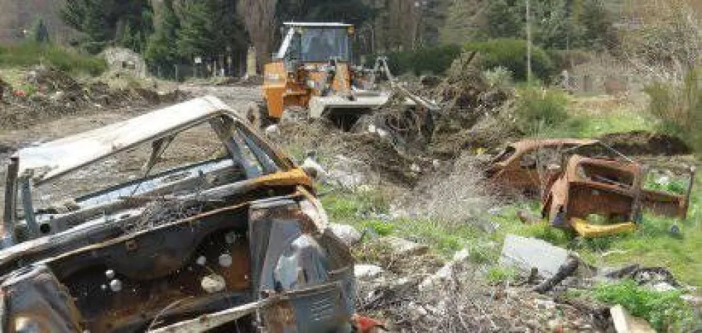 Comenzaron a limpiar el basurero clandestino del barrio Vivero