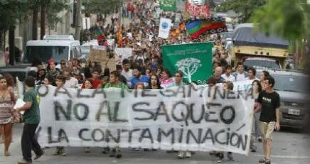 Movilización y encuesta sobre megaminería