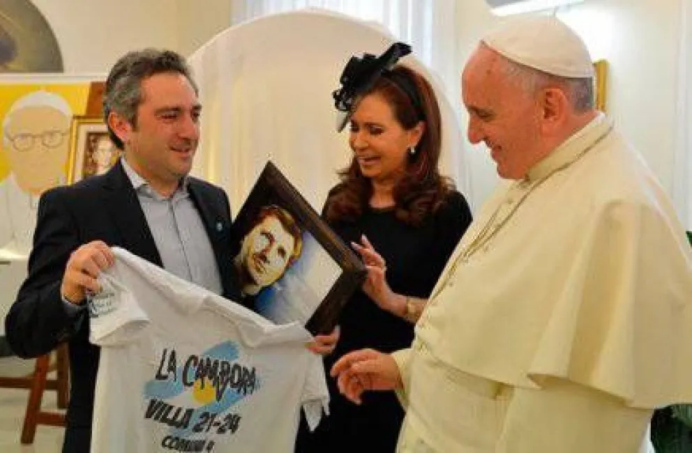 Un poema de "Tato" Contissa, en el cuadro que le regalaron al Papa Francisco