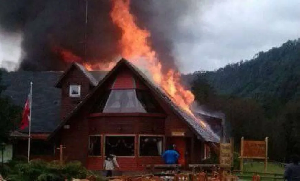 Se incendio el complejo turístico Aguas Calientes, en Chile