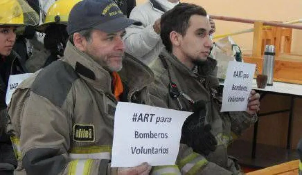 Bomberos fortalecen en Facebook su campaña para lograr la ART
