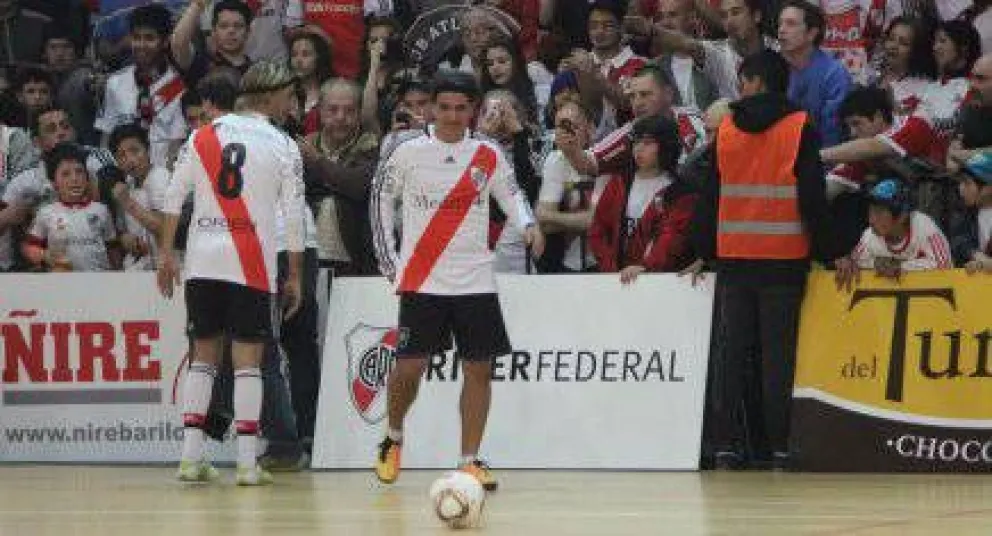 Hinchas “millonarios” disfrutaron de sus ídolos en Bariloche