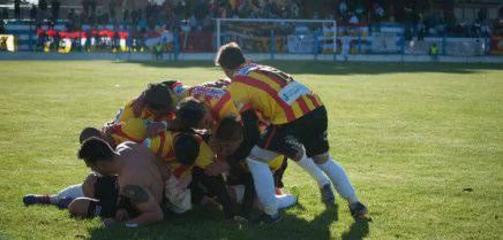 Cruz del Sur se hizo fuerte en el Estadio Municipal
