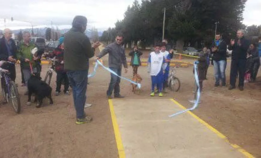 Dina Huapi inauguró su bicisenda