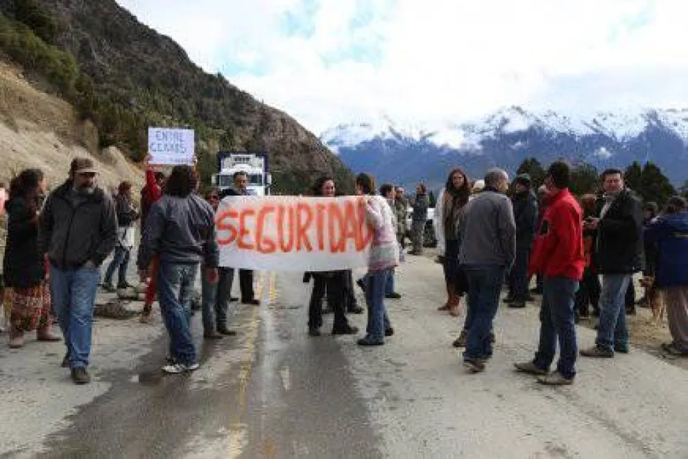 "Hartos" de la inseguridad, vecinos de Villa Lago Gutiérrez cortaron la ruta