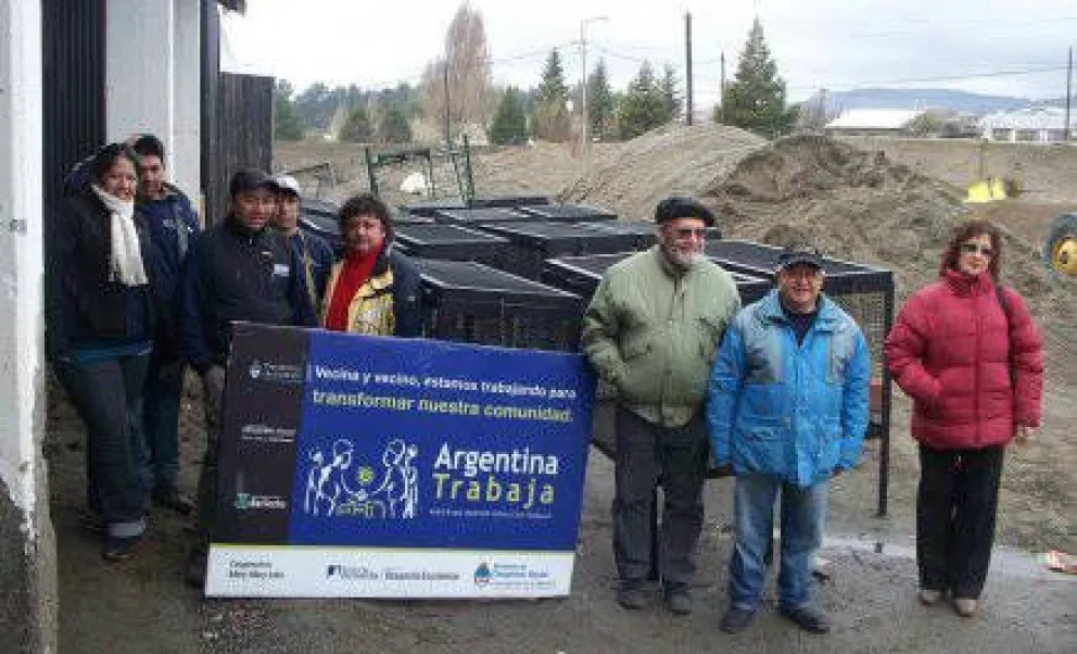 Cooperativa fabricó cestos de residuos para proyecto comunitario