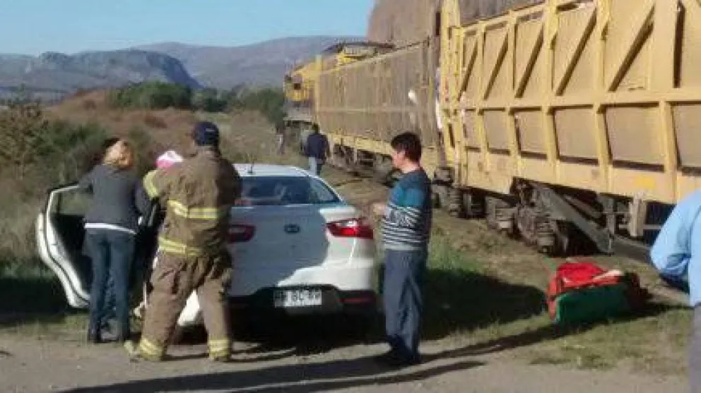 Pudo ser una tragedia: vehículo chileno chocó con el Tren Patagónico