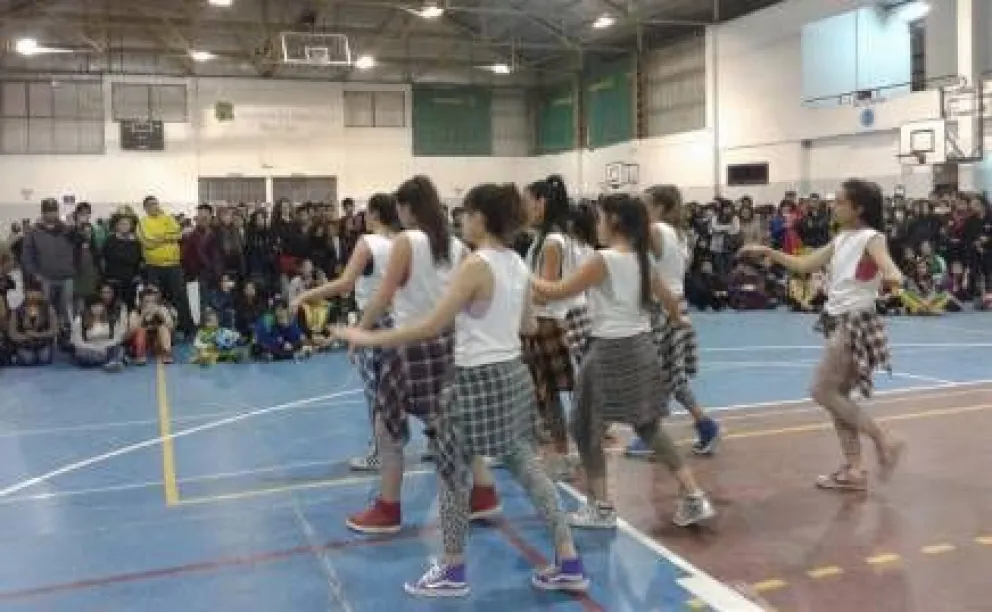 Sin alcohol, jóvenes jugaron, bailaron y se divirtieron