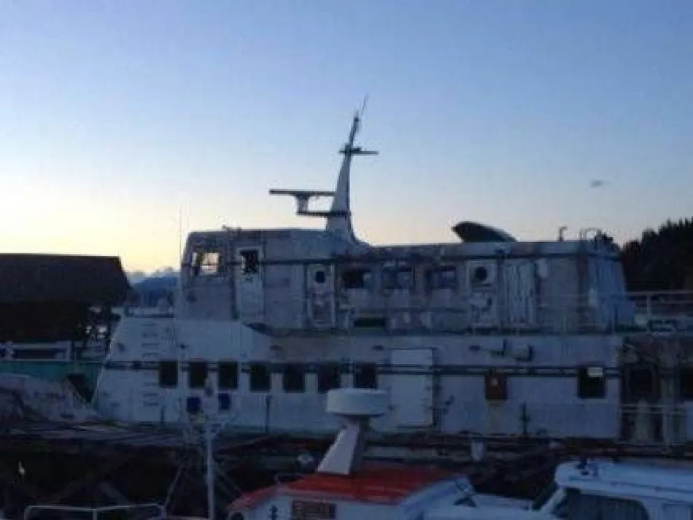 Trasladaron embarcación abandonada hace años en Puerto Pañuelo