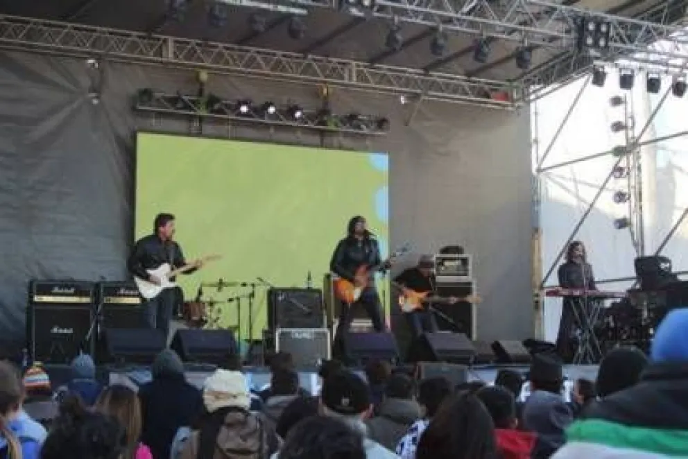 Festival en el Centro Cívico para despedir al Arsat-1