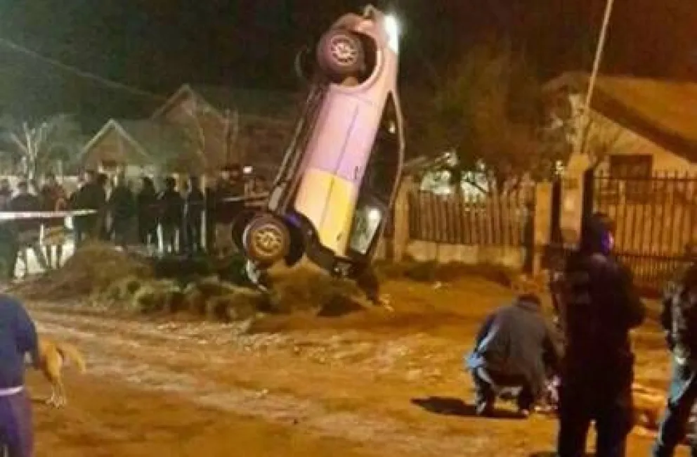 Vehículo quedó mirando el cielo tras aparatoso despiste 