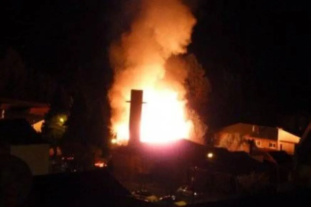 Ardió la Inmaculada, primera Parroquia de Bariloche