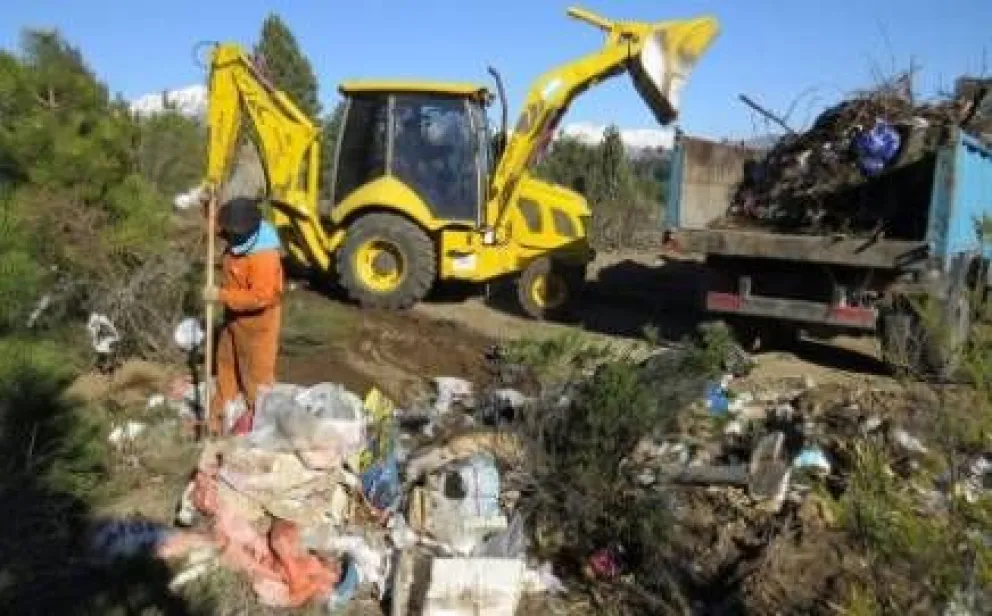 Retiraron más de 300 metros cúbicos de residuos en basural clandestino