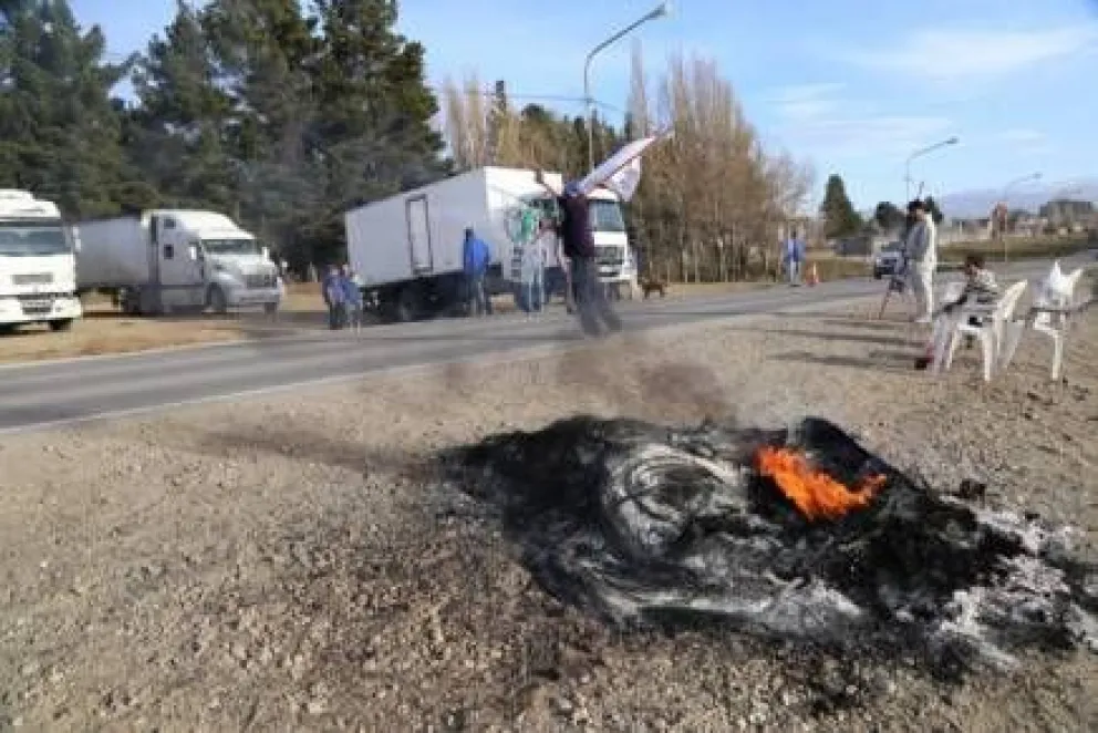 Por el paro impidieron circulación de camiones en la ruta 40