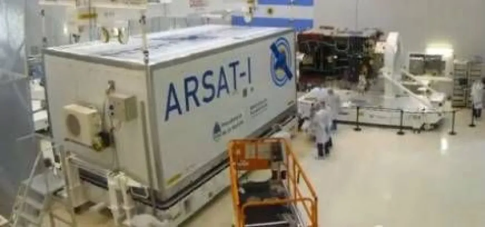 Despedida del ARSAT 1: pantalla gigante en el Centro Cívico, recitales y Capitanich 
