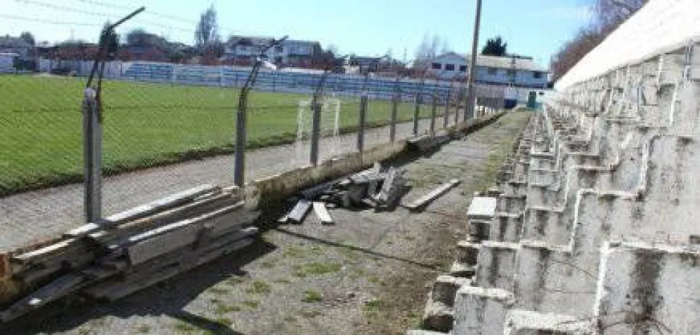 Renuevan una tribuna del Estadio Municipal