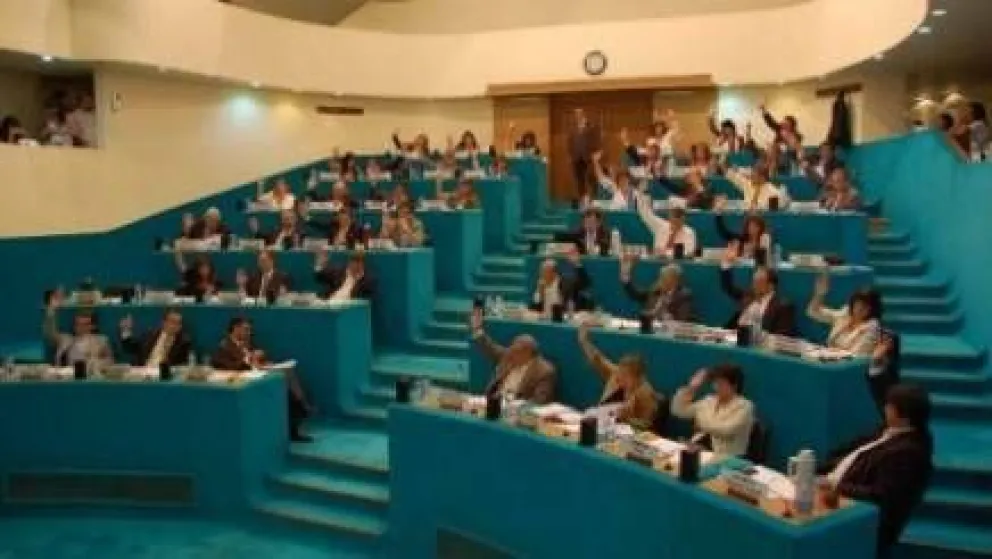 Por crisis política rechazan sesión nocturna en la Legislatura 