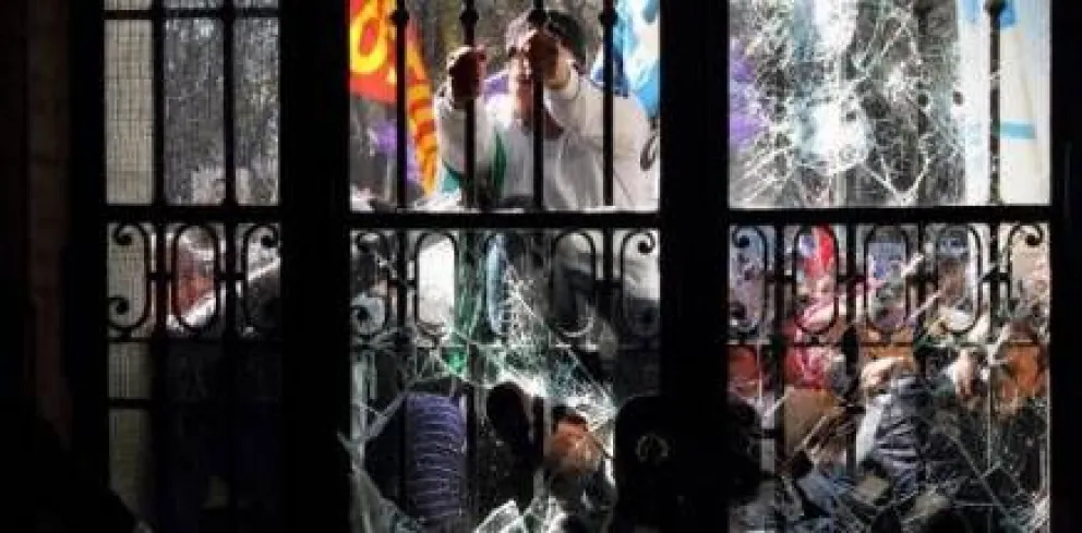 Incidentes en la marcha de docente y estatales en Viedma