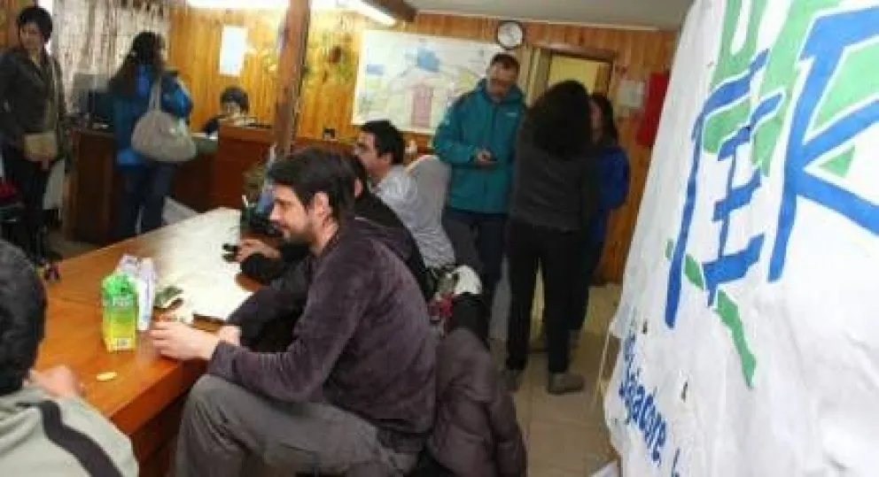  Alto acatamiento al paro docente: sigue la ocupación de la Delegación de Educación