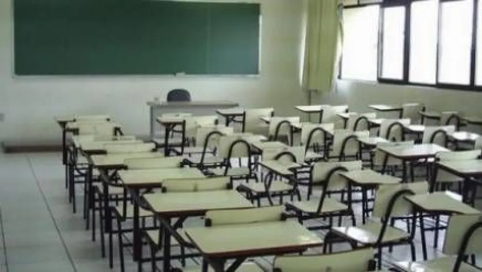 Docentes ocupan la Delegación de Educación: paro de UnTER y porteros