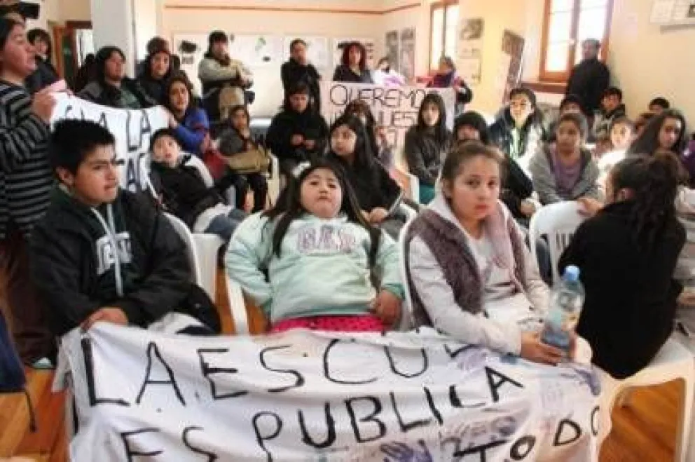 Alumnos reclaman transporte para poder asistir a la escuela