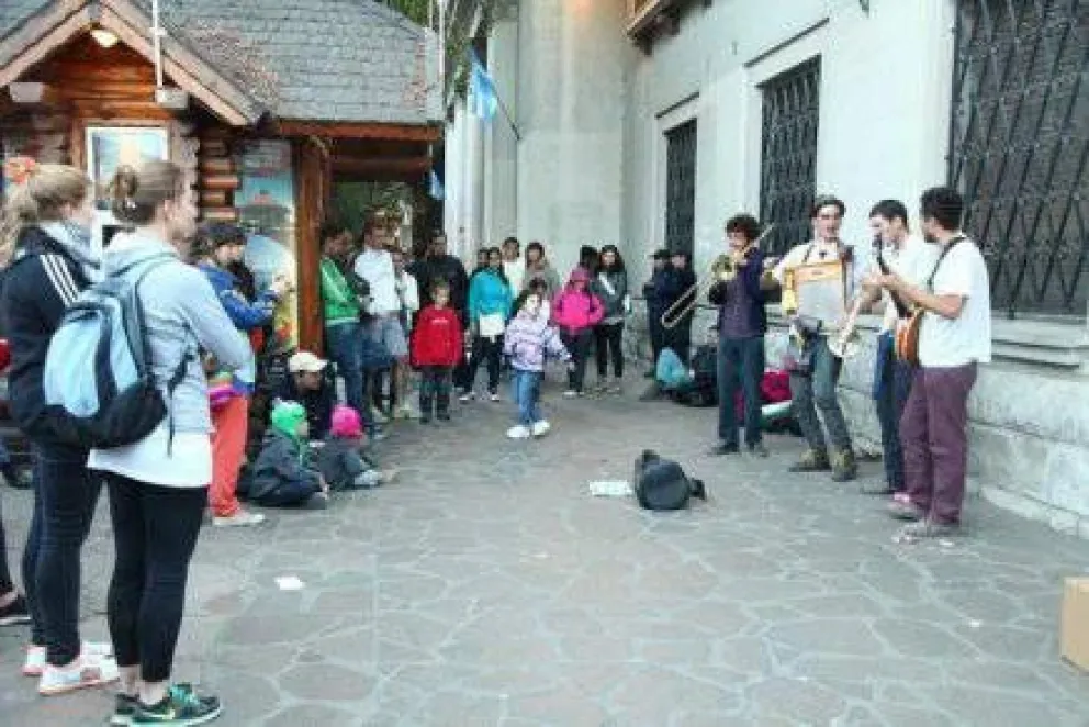 Artistas callejeros "residentes" piden reducción de canon 
