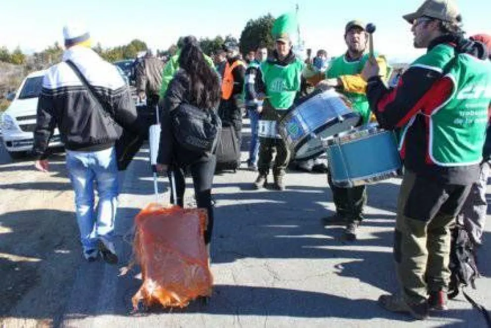 Levantan corte de ATE en acceso al aeropuerto