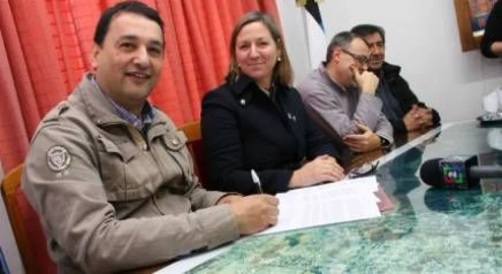 Firmaron el convenio por la construcción de 120 viviendas para docentes 